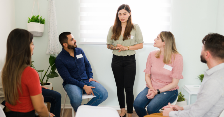 Femme ayant des difficultés à s'exprimer dans un groupe
