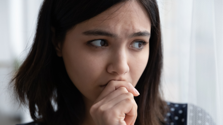 Femme prise dans l’anticipation et les pensées liées au stress