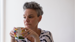 Femme pensive ressentant du stress alors que sa vie semble aller bien